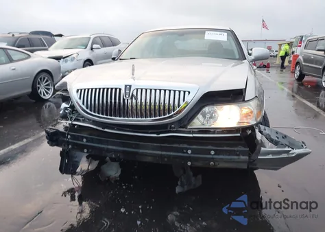 2005 Lincoln Town Car Signature from USA, damaged, VIN 1LNHM81W35Y640684